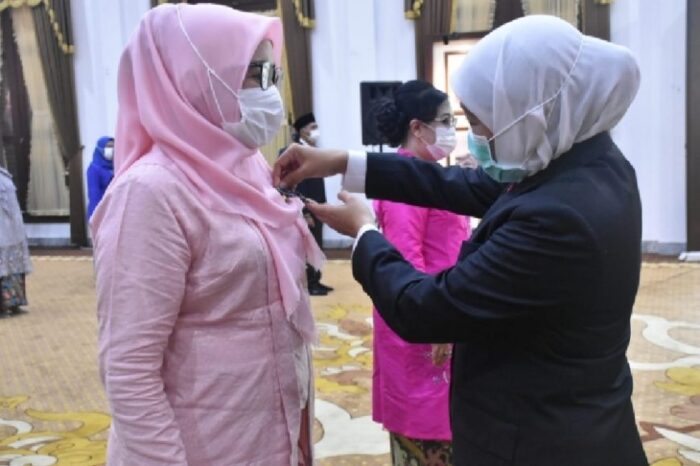 Gubernur Khofifah menyematkan lencana satyalancana kepada ASN | Foto: Kominfo Jatim
