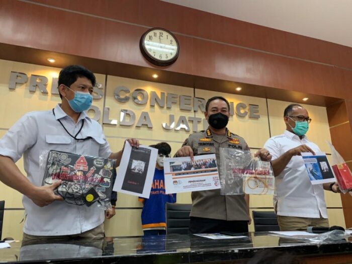 Kabid Humas Polda Jatim, Kombes Pol Trunoyudo Wisnu Andiko (tengah) saat merilis kasus peretasan website KPU Jember /Ist