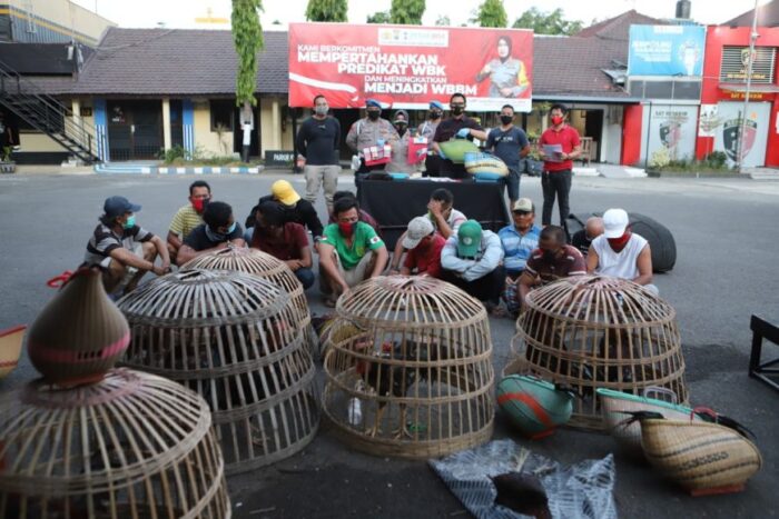 Belasan tersangka bersama barang bukti saat diamankan di Mapolres Pelabuhan Tanjung Perak | Ist