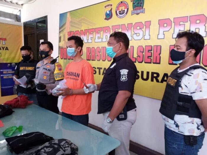 Tersangka Orys Setyoko (28) saat di Mapolsek Rungkut Surabaya | Ist