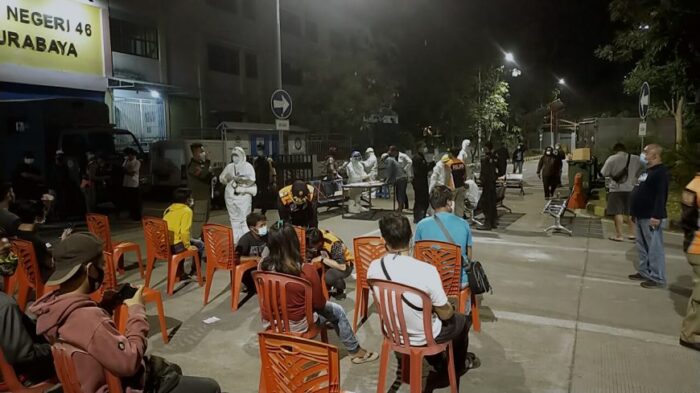 Puluhan warga mengikut test swab yang disiapkan petugas di Park And Ride Mayjend Sungkono Surabaya | Ist