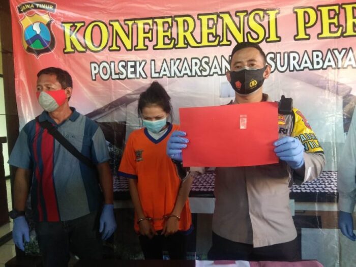 Tersangka IRJ (25) saat diamankan di Mapolsek Lakarsantri Surabaya /Ist