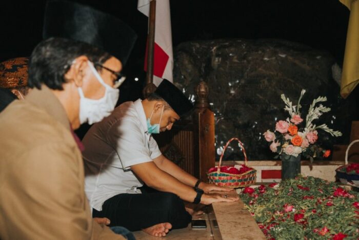 Cawali Surabaya, Eri Cahyadi bersama Ketua DPC PDI Perjuangan Surabaya, Adi Sutarwijono saat ziarah ke makam Presiden pertama RI Ir Soekarno /Ist