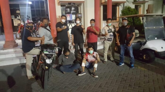 Kedua pelaku saat diamankan di Mapolrestabes Surabaya /Ist
