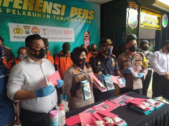 Petugas kepolisian menunjukkan kedua tersangka bersama barang bukti sabu yang dimasukkan ke dalam powerbank /Ist