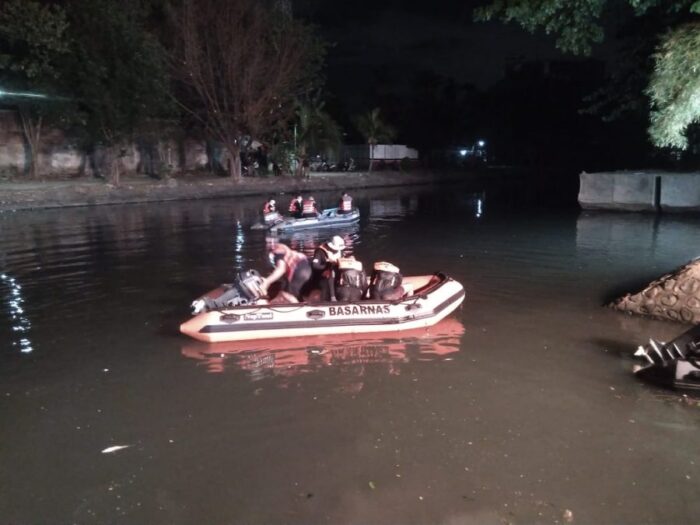 Petugas menyisir Sungai Kalimas untuk mencari korban tenggelam menggunakan perahu karet /Ist