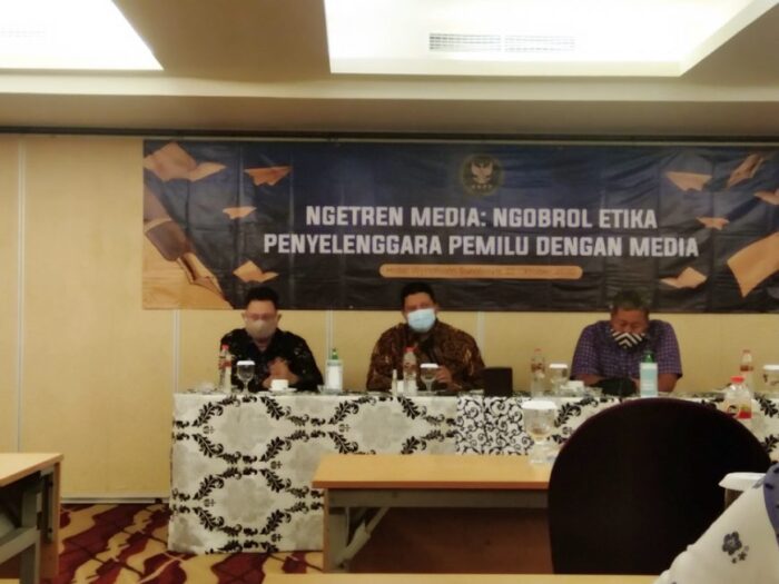 Ketua DKPP Prof. Muhammad (tengah) saat kegiatan Ngobrol Etika Penyelenggara Pemilu dengan Media (Ngetren Media) /Ist