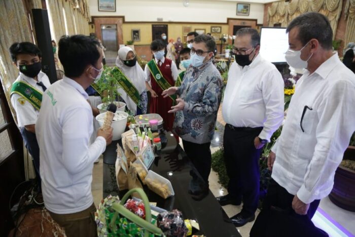 Pemenang Scroll of Honour-UN Habitat saat bertemu Pangeran dan Putri LH 2020 di Balai Kota Surabaya | Ist
