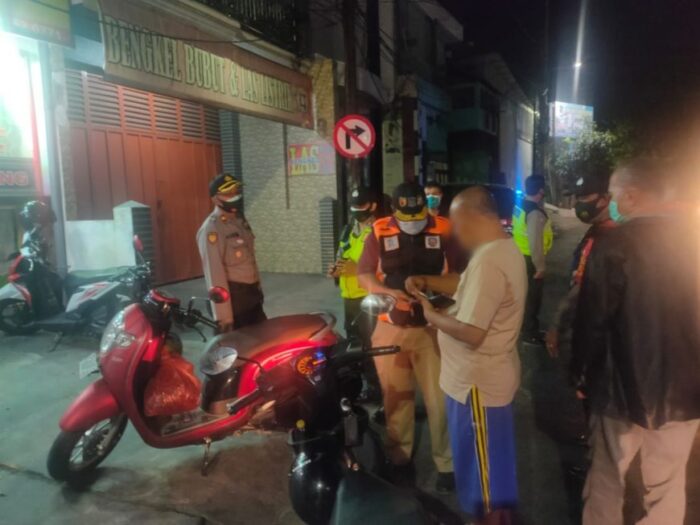 Tim Swab Hunter saat mengamankan seorang pria tak bermasker | Ist