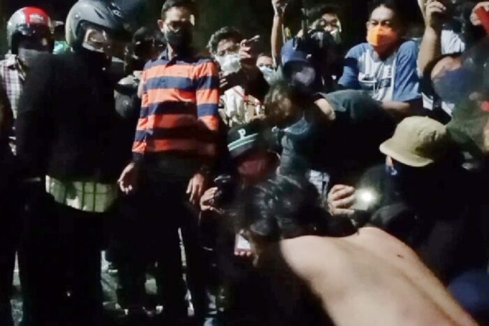 Wali Kota Surabaya Tri Rismaharini (Jaket hitam) saat memarahi salah satu pendemo | Ist