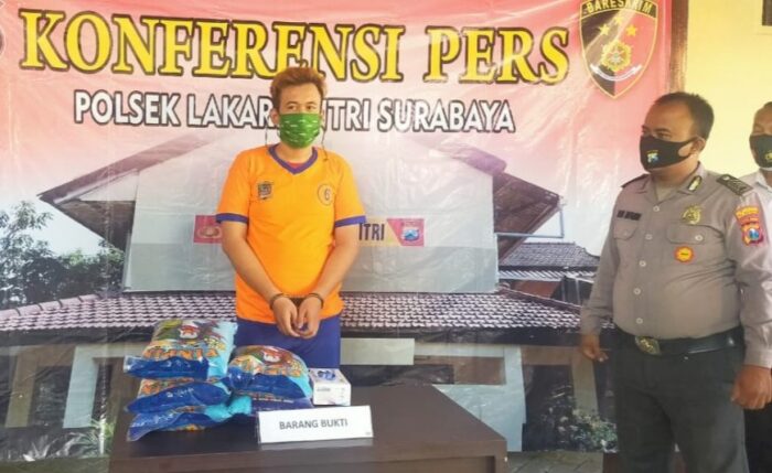 Tersangka MA bersama barang bukti saat diamankan di Mapolsek Lakarsantri Surabaya /Ist