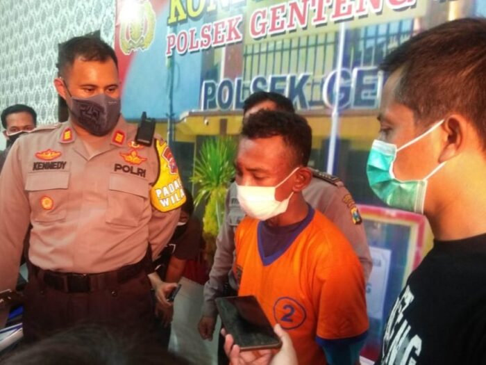 Pelaku begal driver ojol saat diamankan di Mapolsek Genteng Surabaya.