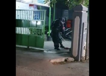 Tim Gegana Polda Jatim melakukan evakuasi tas mencurigakan di pagar Kantor Kelurahan Pacar Kembang, Tambaksari Surabaya /Ist