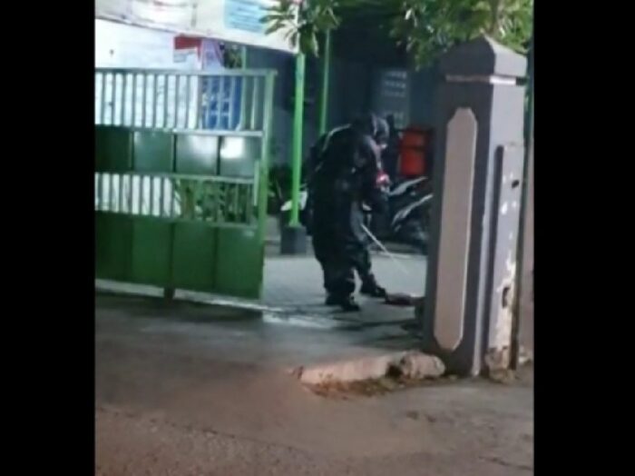 Tim Gegana Polda Jatim melakukan evakuasi tas mencurigakan di pagar Kantor Kelurahan Pacar Kembang, Tambaksari Surabaya /Ist