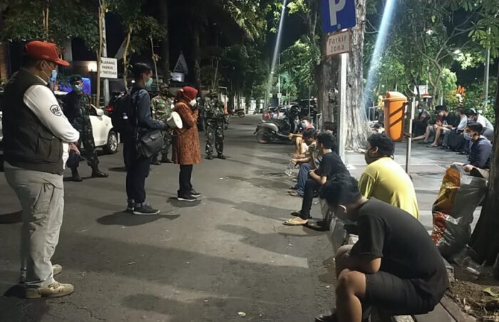 Wali Kota Surabaya, Tri Rismaharini saat memimpin rapid tes massal mendadak di Taman Bungkul /Foto: Bicara Surabaya