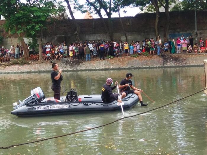 Petugas dari BPB dan Linmas menggunakan perahu karet untuk mencari korban /Ist