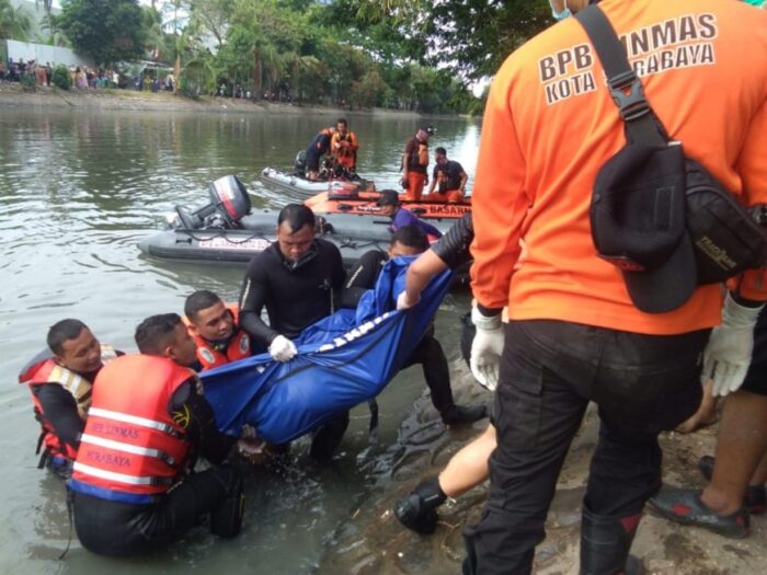 Petugas mengevakuasi jenazah korban tenggelam ke permukaan /Ist