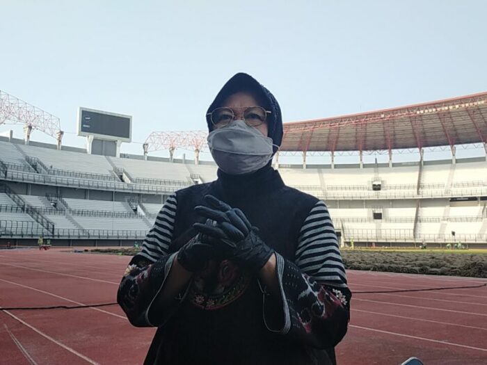Risma saat meninjau progres perbaikan Stadion GBT untuk menyambut Piala Dunia U20 Tahun 2021, Jum'at (7/8/2020) /dok. Bicara Surabaya