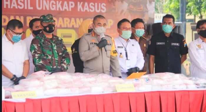 Kapolrestabes Surabaya, Kombes Jhonny Eddizon Isir saat menggelar jumpa pers /Ist