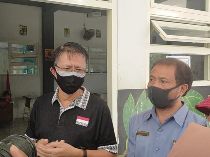 Kabid sekolah menengah Dispendik Surabaya Sudarminto (kiri)/ist