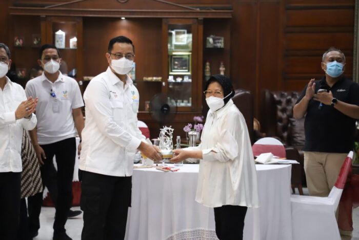 Mensos, Juliari P. Batubara saat bertemu Risma di rumah dinas wali kota, Jalan Sedap Malam Surabaya, Selasa (7/10/2020)