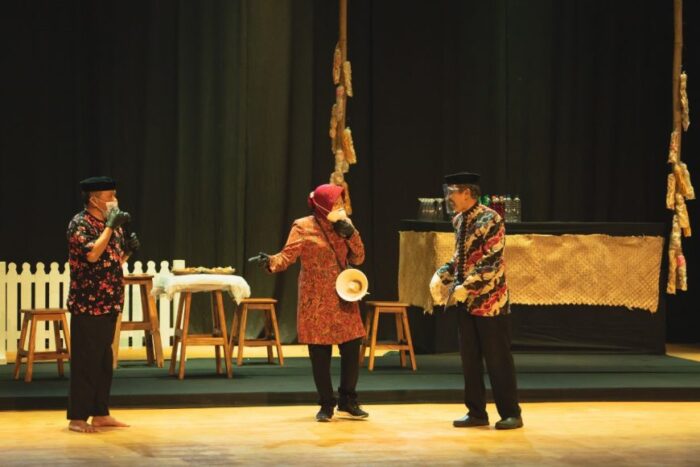 Tri Rismaharini, Wali Kota Surabaya (tengah) saat beradu akting bersama pelawak Kirun (kiri) dan Cak Kartolo (kanan) dalam pertunjukkan ludruk virtual di Gedung Balai Budaya Surabaya /Ist