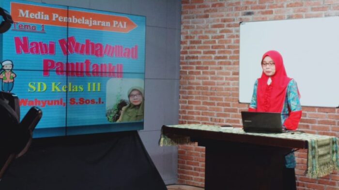 Salah satu guru saat mengajar di televisi/ist