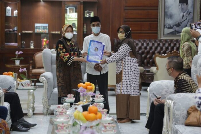 Wali Kota Surabaya saat menyerahkan IMB kepada perwakilan rumah Ibadah di rumah dinasnya | Istimewa