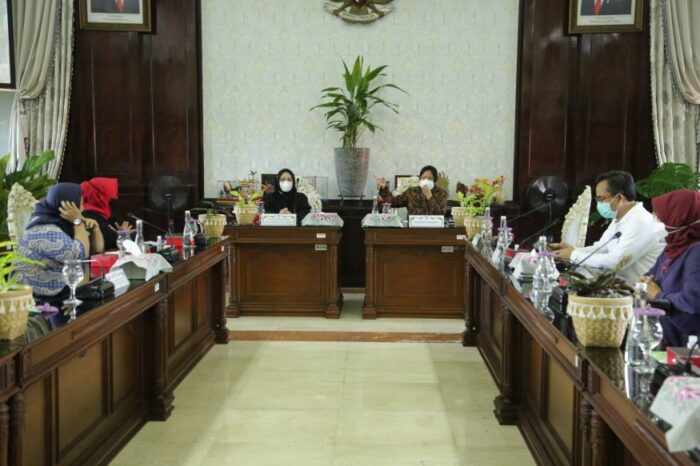 Pertemuan Pansus Banjir DKI Jakarta dengan Wali Kota Risma di ruang sidang Wali Kota Surabaya/redaksi