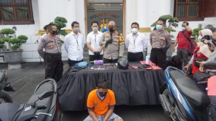 Petugas saat menunjukkan tersangka bersama BB kejahatan | Ist