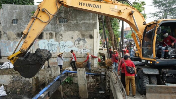 Jajaran Pemkot Surabaya saat normalisasi sungai dan saluran/ist