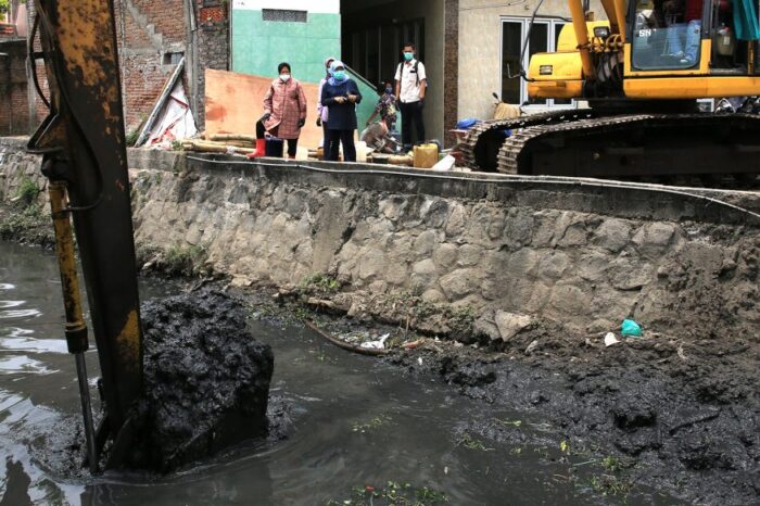 Wali Kota Risma saat memimpin pengerukan di saluran Pakis/ist