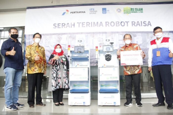 Rektor ITS, Prof Mochamad Ashari (dua dari kiri) saat menyerahkan robot RAISA | Humas ITS