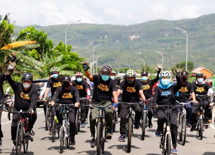 Gubernur Khofifah saat gowes bersama instansi vertikal di pesisir pantai selatan, Kabupaten Pacitan /Foto: Hum