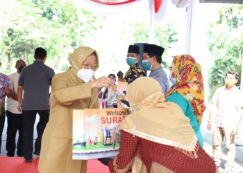 Wali Kota Surabaya Tri Rismaharini menyerahkan bantuan berupa baju hazmat, masker hingga sarung tangan kepada modin di Balai Kota Surabaya, Rabu (25/11) /Ist