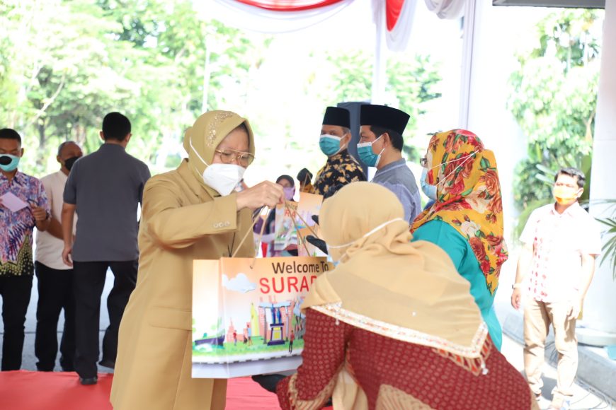 Wali Kota Surabaya Tri Rismaharini menyerahkan bantuan berupa baju hazmat, masker hingga sarung tangan kepada modin di Balai Kota Surabaya, Rabu (25/11) /Ist