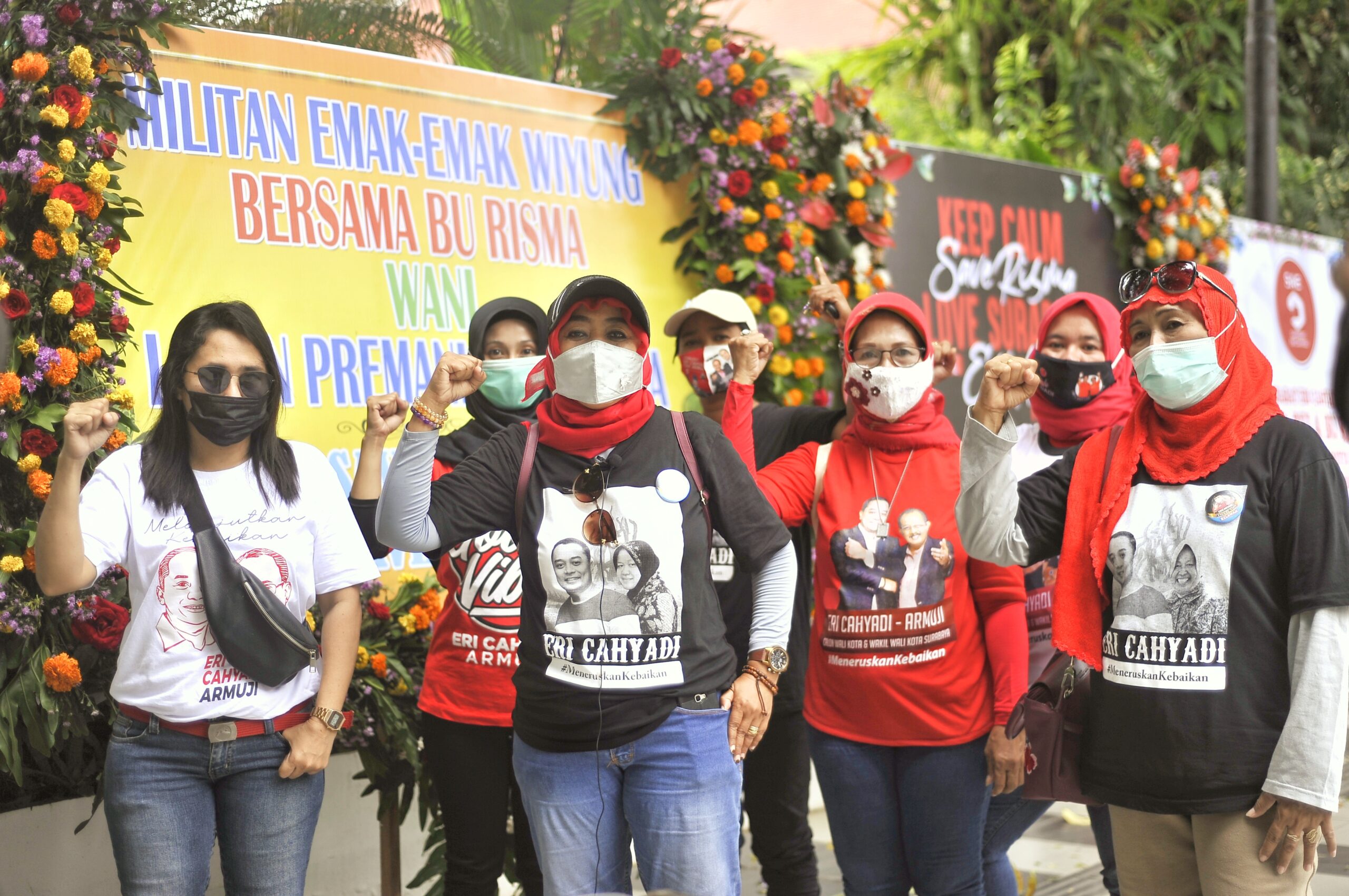 Emak-emak pembela Risma seusai memasang karangan bunga/ist