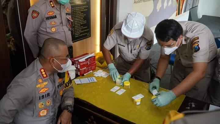 Kapolrestabes Surabaya, Kombes Pol Johnny Eddizon Isir (kiri) saat mengikuti serta memantau jalannya kegiatan tes urine /Ist