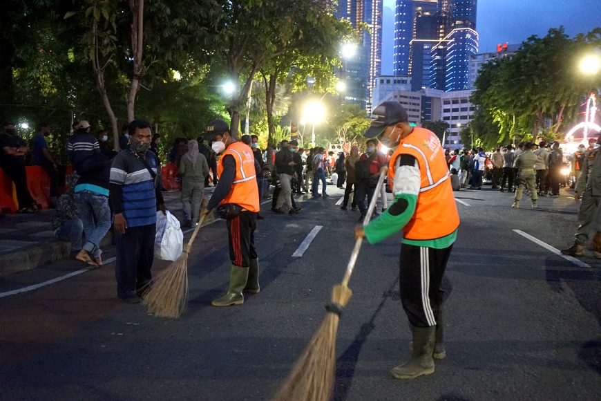 Di saat pendemo mulai membubarkan diri, petugas DKRTH terlihat langsung membersihkan jalan /Ist