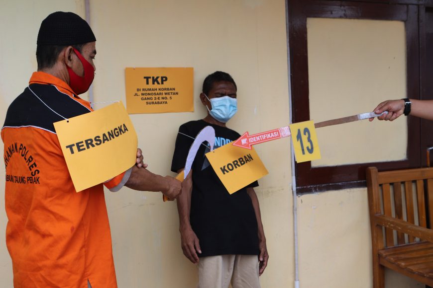 Tersangka MN (kiri) saat memerankan adegan pembunuhan /Ist