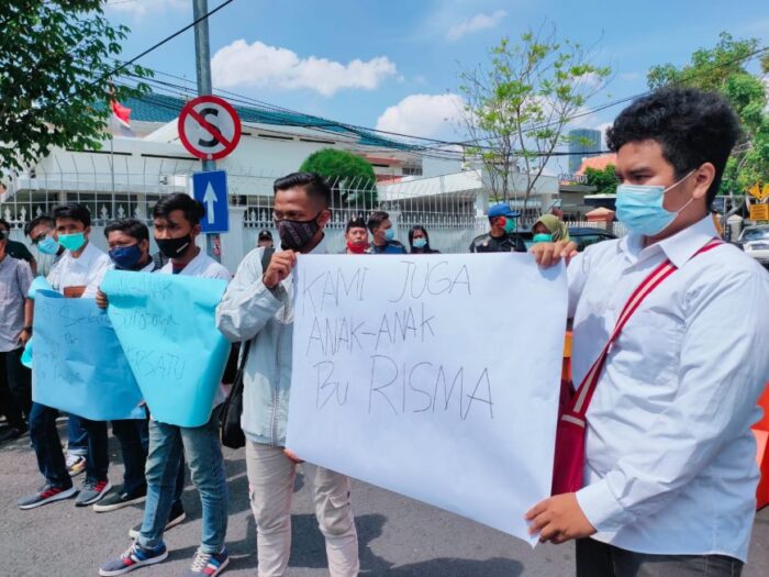 Puluhan pemuda saat menggelar aksi di Jalan Wijaya Kusuma Surabaya, Kamis (5/11) /Ist