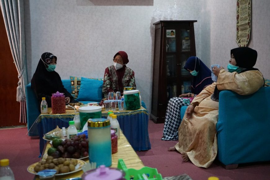Risma saat sowan ke pengasuh Ponpes Salafiyah Syafi'iyah Sukorejo, Situbondo, Jatim | Ist