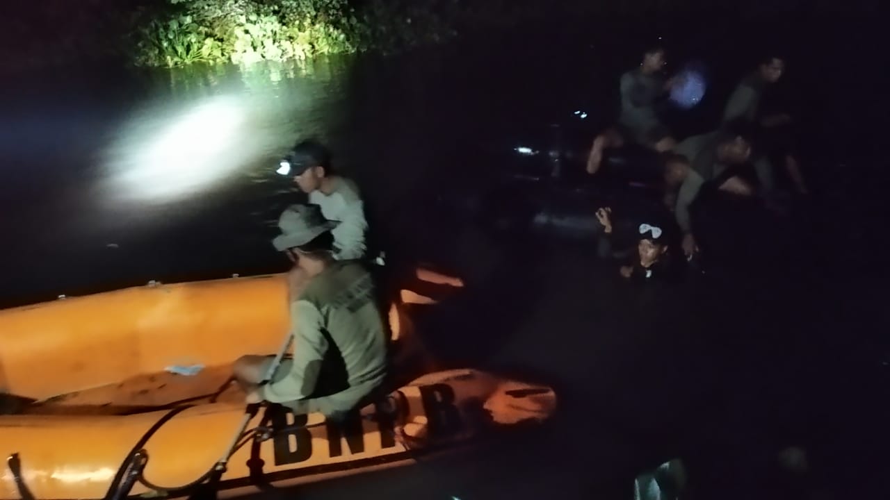 Pencarian korban tenggelam saat malam hari /dok. Dispen Mar