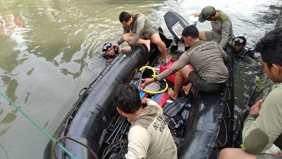 Prajurit Yontaifib 2 Marinir saat melakukan pencarian korban tenggelam /dok. Dispen Mar