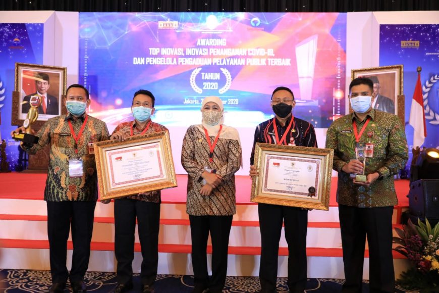 Gubernur Khofifah saat menerima penghargaan di Jakarta /Ist