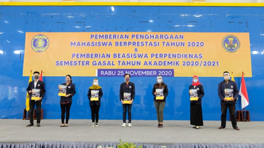 Pemberian penghargaan dan beasiswa kepada mahasiswa berprestasi STIESIA /Ist