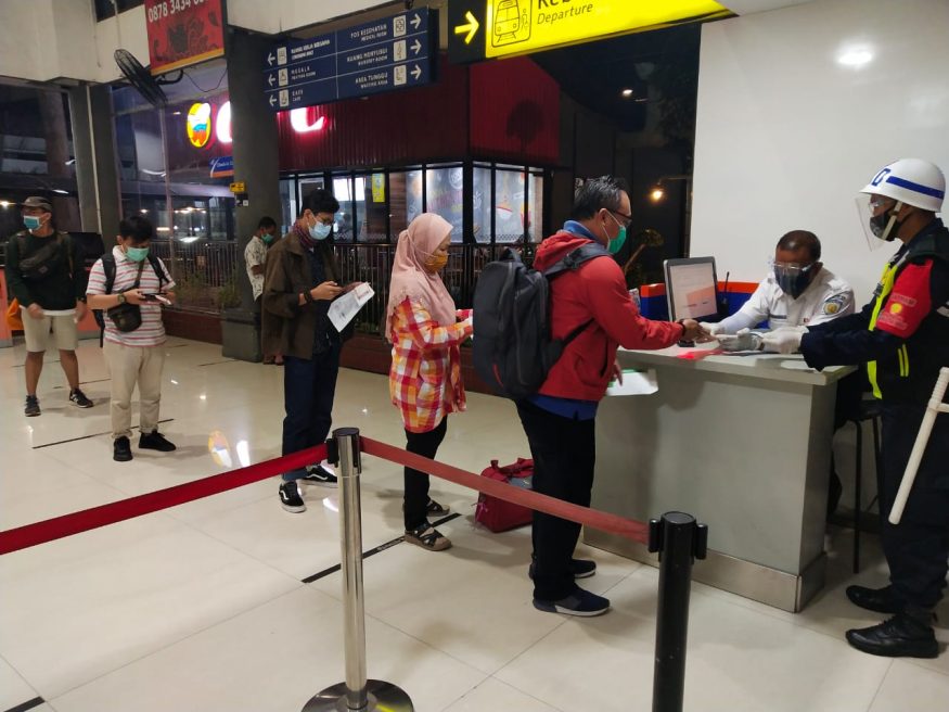 Warga saat mengurus tiket di Stasiun/ist
