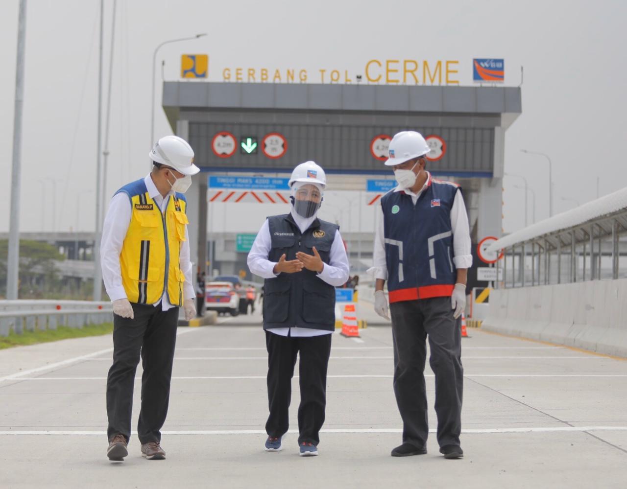 Gubernur Khofifah (tengah) saat uji coba dan meninjau Tol KLBM /Ist