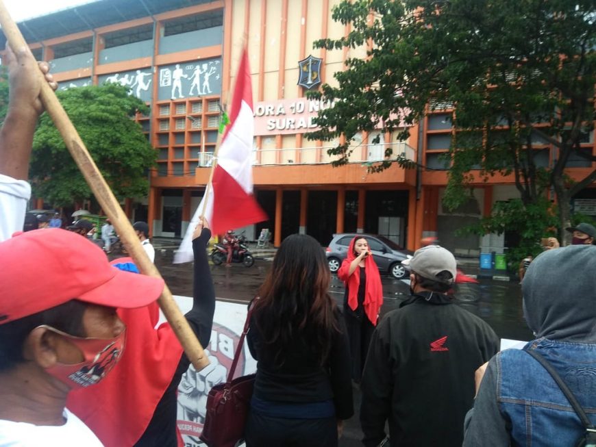 Ormas BMPI saat melakukan aksi di sebrang Gelora 10 Nopember Surabaya, Minggu (29/11) sore /Ist