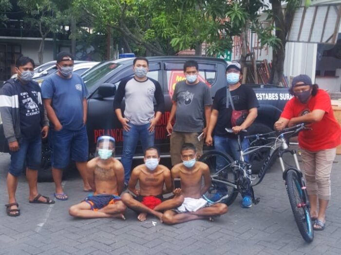 Komplotan pencuri sepeda angin saat diamankan Polrestabes Surabaya /Ist